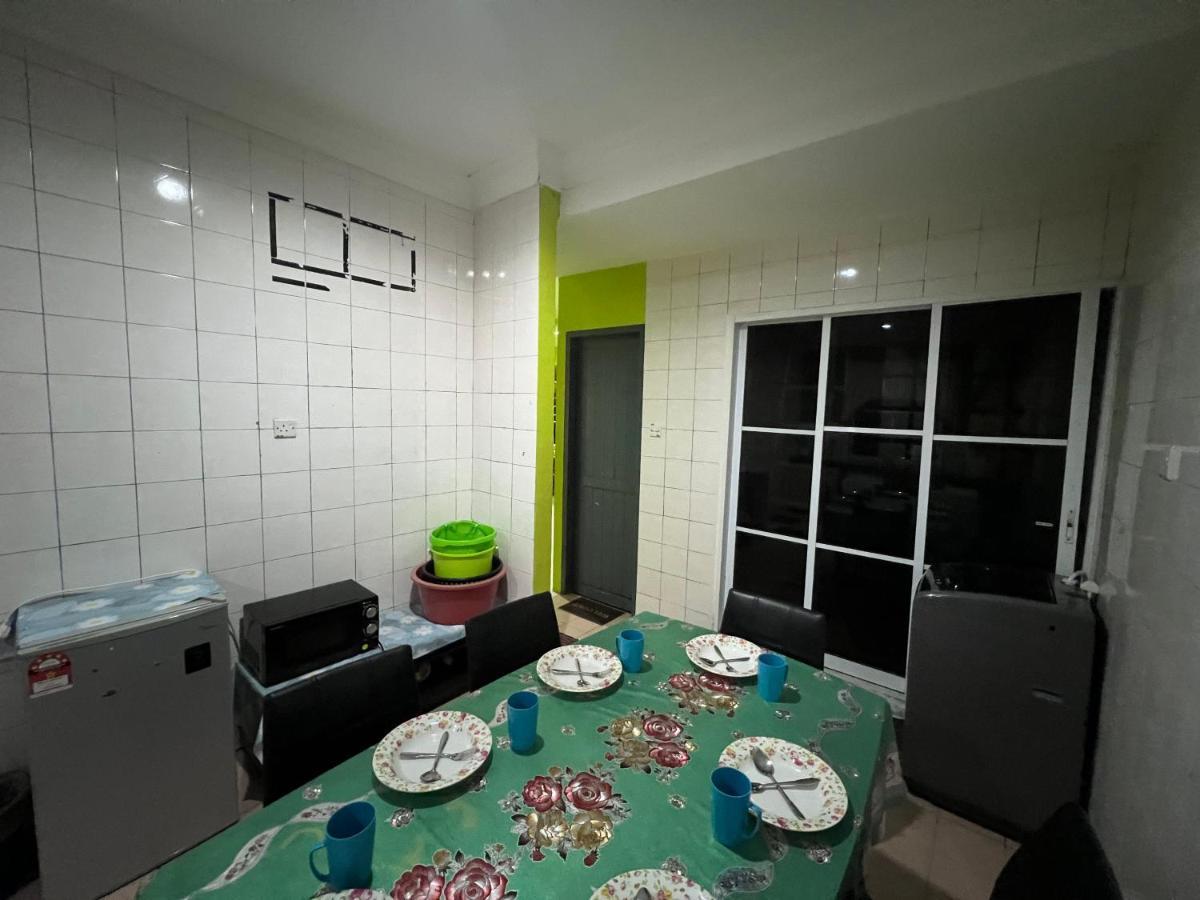 Hanif Homestay กูชิง ภายนอก รูปภาพ